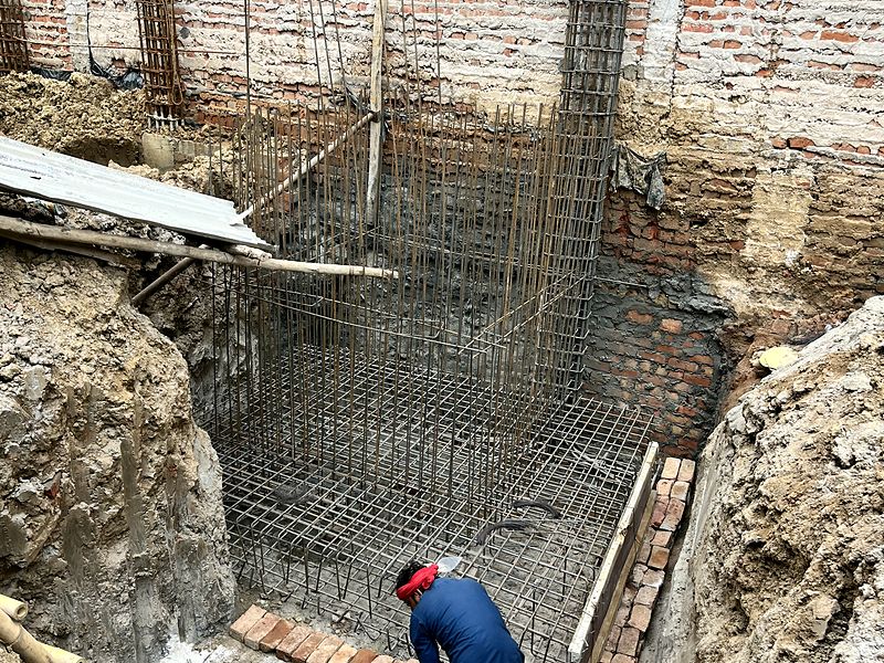Raft steel being tied — checked before the pour.